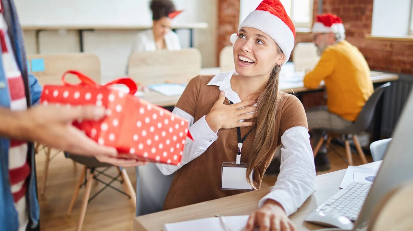 Geschenke an Mitarbeiter über 60 Euro: Steuerliche Fallen und wie man sie vermeidet