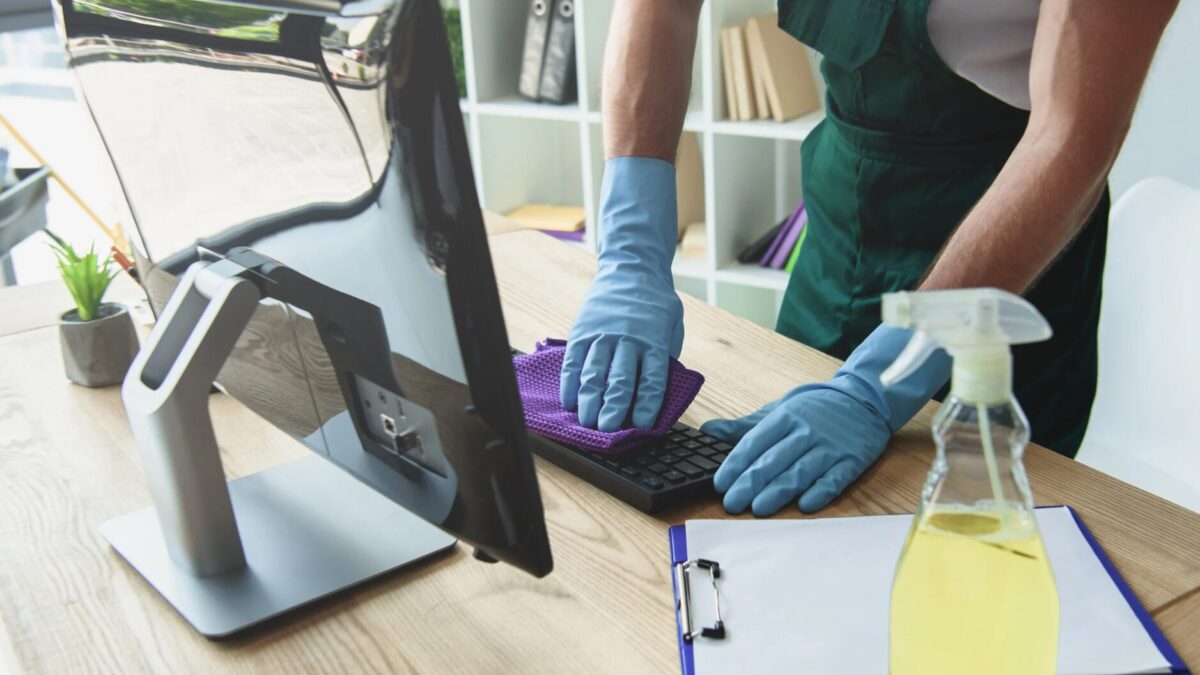 Tastatur reinigen ohne Ausbau mit den besten Tipps und Tricks für eine gründliche Sauberkeit