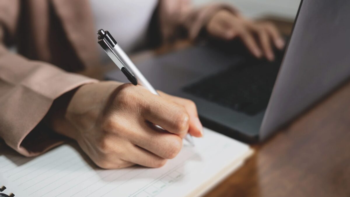 Wie Online Casinos durch Belohnungen und Boni Kunden binden