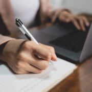 Wie Online Casinos durch Belohnungen und Boni Kunden binden