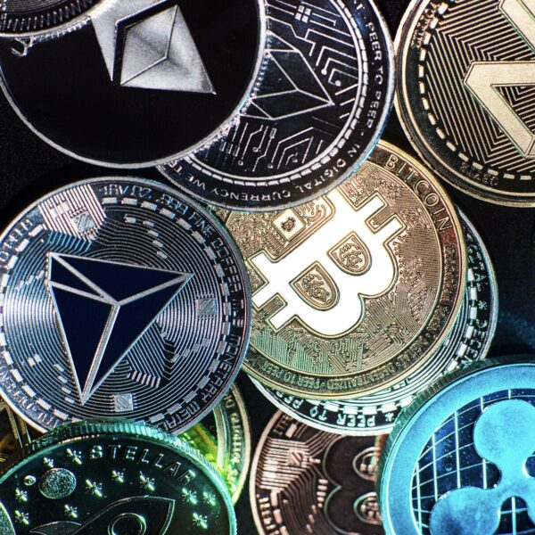 Die größten Krypto-Scams 2025: Deepfakes, Romance Scams, Fake-Börsen und Rug-Pulls erschüttern das Vertrauen in digitale Währungen.