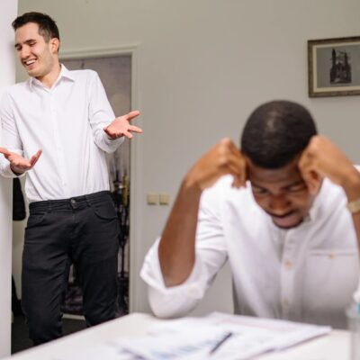 Kollege mobbt mich Chef tut nichts So wehren Sie sich effektiv am Arbeitsplatz